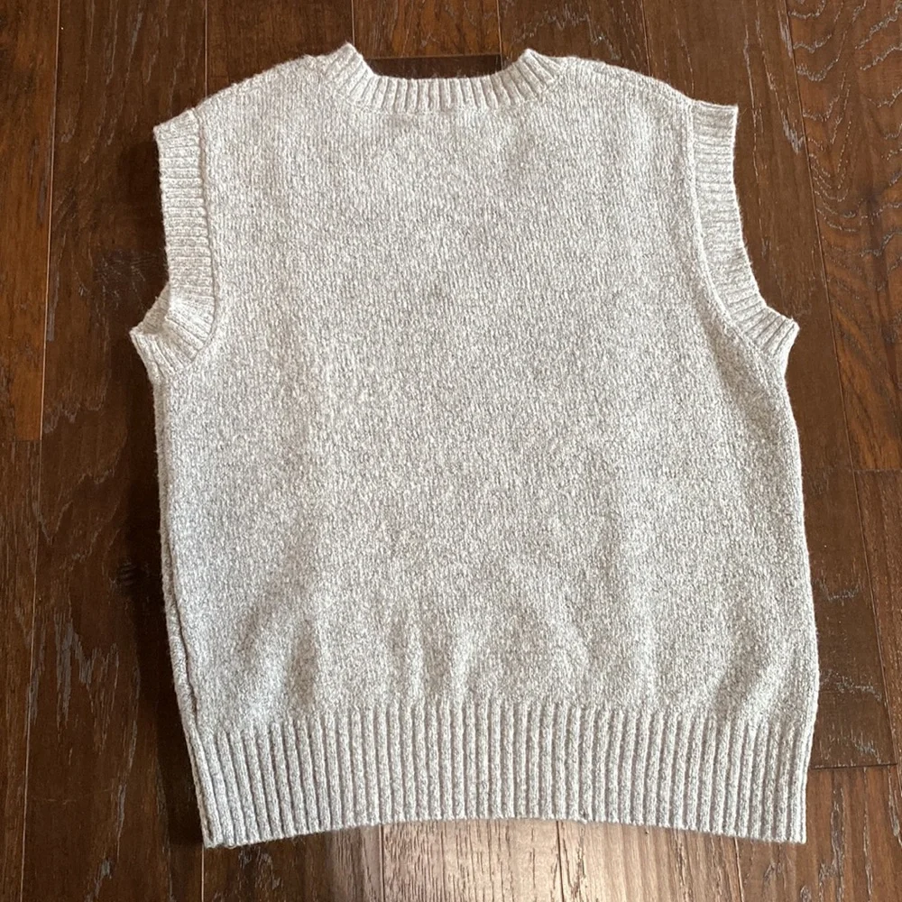 Kensie light gray v-neck cable knit sleeveless sweater vest vintage style - Picture 2 of 6